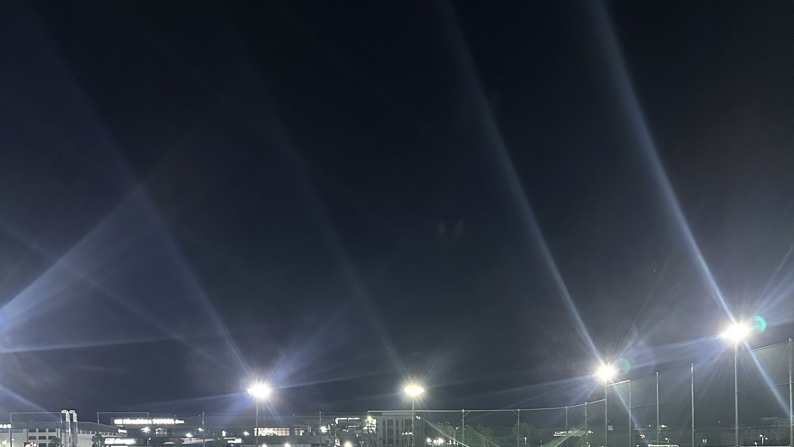 屋外ナイターの照明と夜ピッチ