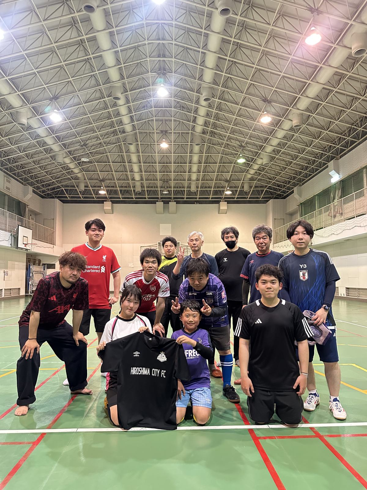 体育館で集まる参加者の集合写真